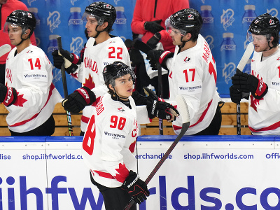 Kanadský hokejista Connor Bedard sa raduje z gólu so spoluhráčmi