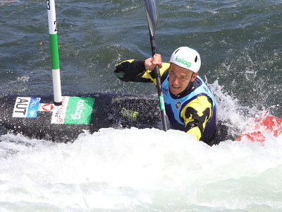 Rakúsky reprezentant Felix Oschmautz v kategórii K1 muži počas majstrovstiev Európy v kanoistike na divokej vode vo vodnom slalome v Aareáli Ondreja Cibáka v Liptovskom Mikuláši