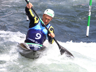 Rakúsky reprezentant Felix Oschmautz v kategórii K1 muži počas majstrovstiev Európy v kanoistike na divokej vode vo vodnom slalome v Aareáli Ondreja Cibáka v Liptovskom Mikuláši