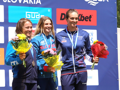 Víťazky, zľava Talianka Stefanie Hornová a Slovenka Eliška Mintálová (získali prvé miesto) a bronzová Mallory Franklinová z Veľkej Británie v kategórii K1 ženy počas majstrovstiev Európy v kanoistike na divokej vode vo vodnom slalome v Areáli Ondreja Cibá
