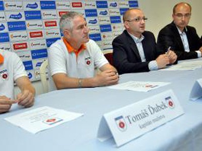 kapitán mužstva Tomáš Ďubek, tréner Ladislav Šimčo, generálny riaditeľ klubu Milan Baraník a športový riaditeľ Michal Mertiňák.
