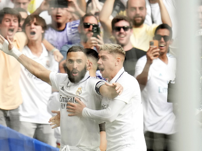 Karim Benzema a Federico Valverde oslavujú gól Realu