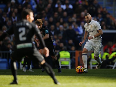Karim Benzema v súboji o loptu