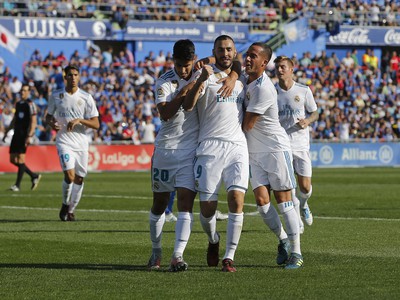 Karim Benzema (v strede) so spoluhráčmi oslavuje gól Realu