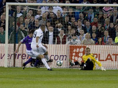 Karim Benzema strieľa víťazný gól, Shamrock Rovers - Real Madrid 0:1, 20. júl 2009