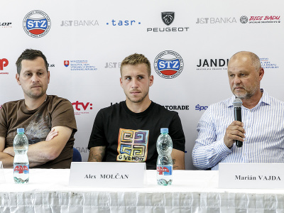 Na snímke zľava tréner Karol Beck, tenista Alex Molčan a jeho nový hlavný tréner Marián Vajda počas tlačovej konferencie v Bratislave v utorok 3. mája 2022.