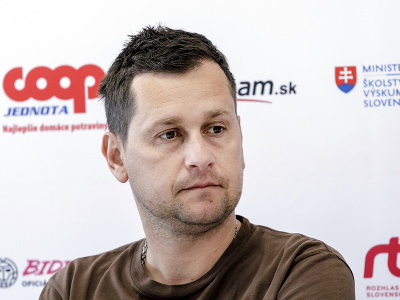 Na snímke tréner Karol Beck počas tlačovej konferencie Slovenského tenisového zväzu k rozšíreniu trénerského tímu slovenského tenistu Alexa Molčana v Bratislave v utorok 3. mája 2022. 