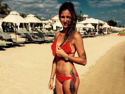 Česká tenisová kráska Karolína Plíšková na sociálnej sieti rada zverejňuje sexi fotky z dovoleniek, kde vystavuje na obdiv svoje vyšportované krivky