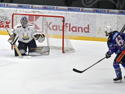 Na snímke vpravo Kaspars Daugavinš (Michalovce) a vľavo brankár Filip Surák (Spišská Nová Ves) v zápase 31. kola hokejovej Tipos extraligy HK Dukla Ingema Michalovce - HK Spišská Nová Ves