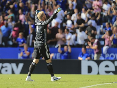 Kasper Schmeichel oslavuje gól Leicesteru