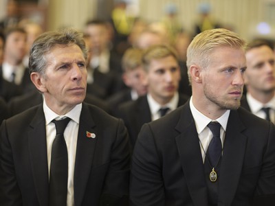 Trénera Claude Puel a brankár Kasper Schmeichel počas pohrebu