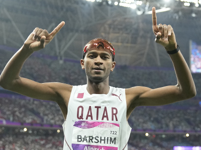 Katarský skokan do výšky Mutaz Essa Baršim oslavuje triumf na Ázijských hrách