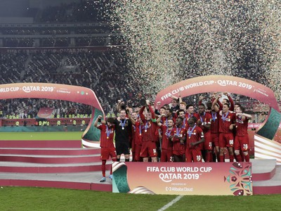 Futbalisti Liverpool FC s víťaznou trofejou po triumfe na MS klubov FIFA v katarskej Dauhe