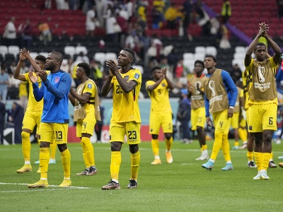 Na snímke futbalisti Ekvádoru sa tešia po po výhre v úvodnom zápase A-skupiny Majstrovstiev sveta vo futbale nad domácim Katarom