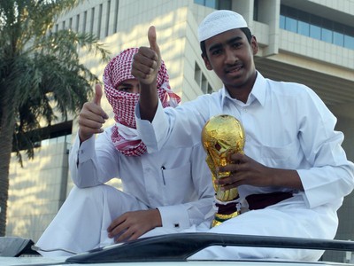 Obyvatelia Kataru s maketou trofeje FIFA