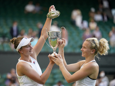 Kateřina Siniaková a Barbora Krejčíková sa tešia s trofejou po triumfe na Wimbledone