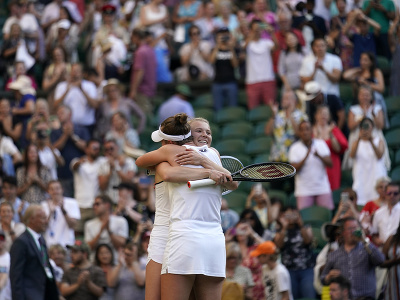 Kateřina Siniaková a Barbora Krejčíková sa tešia po triumfe na Wimbledone
