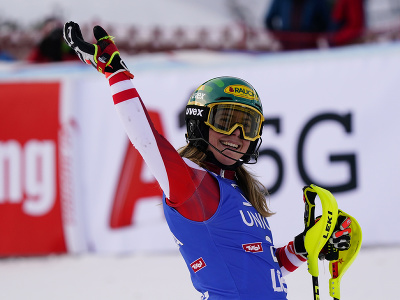 Katharina Liensbergerová oslavuje druhé miesto v slalome v Lienzi