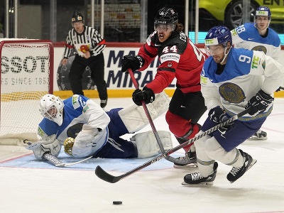Max Comtois a Jesse Blacker bojujú o puk
