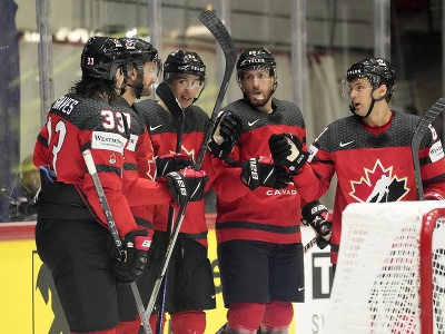 Hráči Kanady oslavujú gól