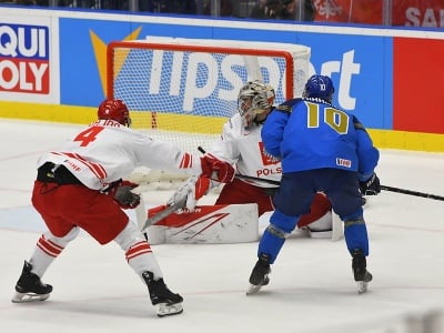 Hokejista Kazachstanu Nikita Michailis (vpravo) strieľa gól za chrbát poľského brankára Johna Murrayho (uprostred), vľavo sa prizerá hráč Poľska Patryk Wajda