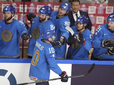 Kazašskí hokejisti sa radujú z gólu