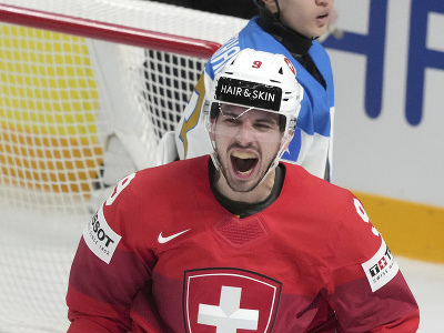 Hráč Švajčiarska Damien Riat oslavuje gól
