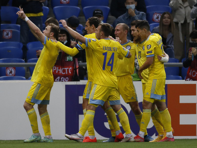 Hráči Kazachstanu oslavujú vyrovnávajúci gól, ktorý prišiel v hodine dvanástej