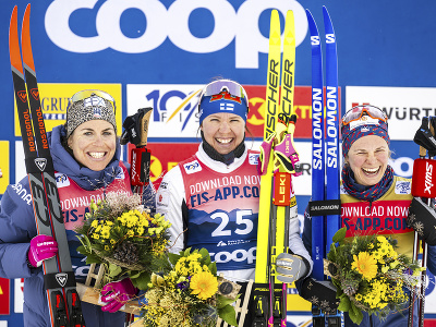 Fínska bežkyňa na lyžiach Kerttu Niskanenová (uprostred) triumfovala v stíhačke na 20 km klasickým spôsobom vo štvrtej etape Tour de Ski v behu na lyžiach vo švajčiarskom Davose 4. januára 2024. Na druhom mieste skončila Američanka Rosie Brennanová (vľavo) a tretia jej krajanka Jessie Digginsová