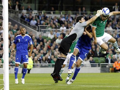 Kevin Doyle v tvrdom súboji s brankárom Andorry