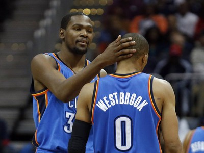 Kevin Durant gratuluje Westbrookovi