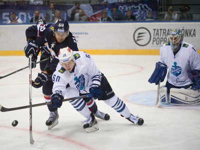 Sprava: Andrej Šťastný z HC Slovan Bratislava, Nikita Lisov a Ivan Nalimov z Admiral Vladivostok 