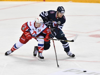 Andrej Šťastný z HC Slovan Bratislava a Jegor Averin z Lokomotiv Jaroslavľ