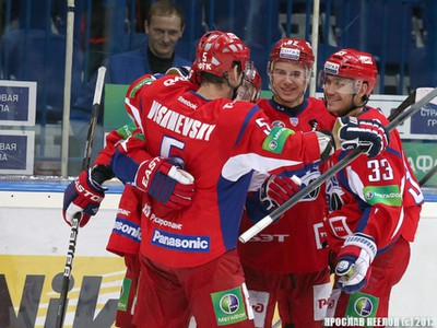 Hokejisti Jaroslavľu oslavujú gól