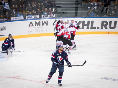 Hráči Avangard Omsk (v pozadí) oslavujú gól