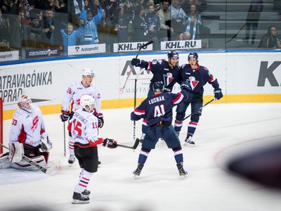 Hráči HC Slovan Bratislava (vpravo) oslavujú gól proti Omsku