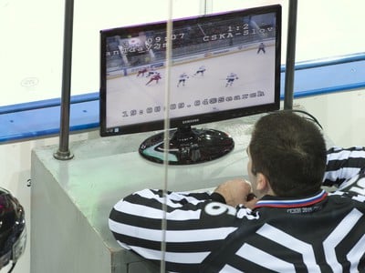 Na snímke hlavný rozhodca si prezerá videozáznam vyrovnávajúceho druhého gólu CSKA