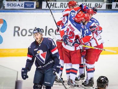 Hokejisti moskovského CSKA oslavujú vedúci gól