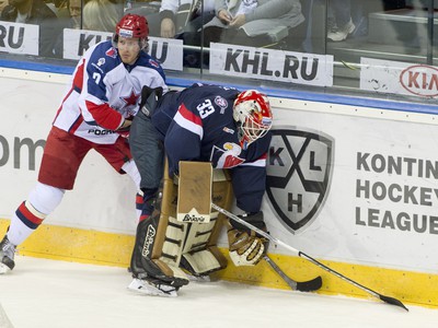 Na snímke vpravo brankár Slovana Barry Brust a vľavo Ivan Telegin (CSKA)