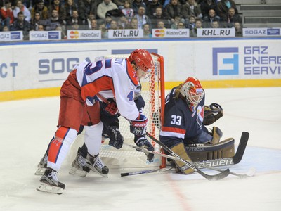 Brankár Brust Barry z HC Slovan Bratislava (vpravo)
