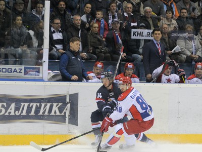 Zľava: Žiga Jeglič z HC Slovan Bratislava a Arťom Blažievskij z CSKA Moskva