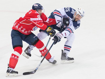 Zľava: Tomáš Starosta z HC Slovan Bratislava a Danis Zaripov z Metallurg Magnitogorsk