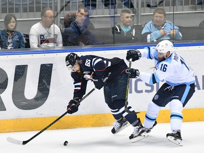 Zľava: Nick Ebert z HC Slovan Bratislava a Adam Polášek zo Sibir Novosibirsk