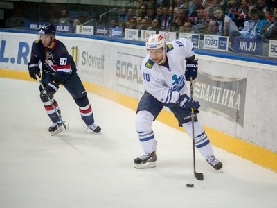 Zľava: Tomáš Starosta z HC Slovan Bratislava a Niclas Bergfors z Admiral Vladivostok 