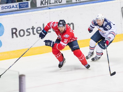 Zľava: Ivan Švarný z HC Slovan Bratislava a Sergej Moziakin z Metallurg Magnitogorsk