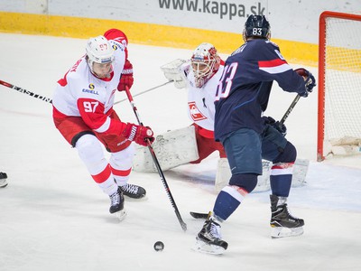 Sprava: Michal Hlinka z HC Slovan Bratislava, Nikita Bespalov a Matt Gilroy z Spartak Moskva