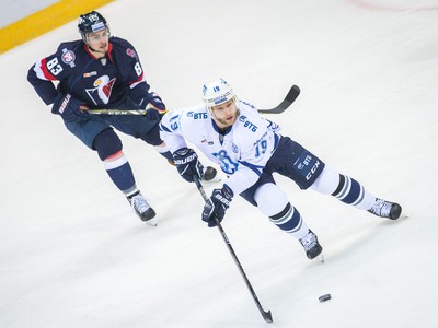 Zľava: Michal Hlinka z HC Slovan Bratislava a Juuso Hietanen z Dinamo Moskva
