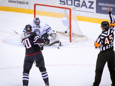 Zľava: Radek Smoleňák z HC Slovan Bratislava a Jhonas Enroth z Dinamo Minsk