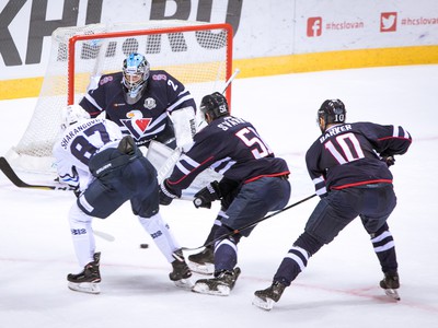 Zľava: Egor Sharangovich z Dinamo Minsk, Marek Mazanec, Ivan Švarný a Cam Barker z HC Slovan Bratislava