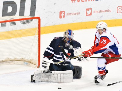 Marek Mazanec z HC Slovan Bratislava a Jegor Averin z Lokomotiv Jaroslavľ 